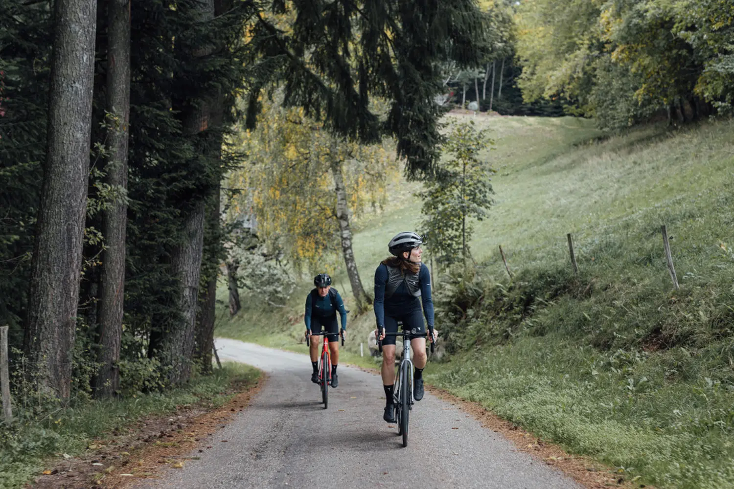 Rad-Sportshop Odenwaldbike - Pärchen fährt außerhalb der Stadt Fahrrad und trägt Helme